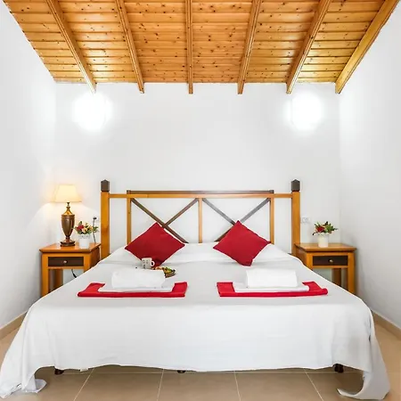 Διαμέρισμα 101 Bright, Pool View And Air Conditioning *