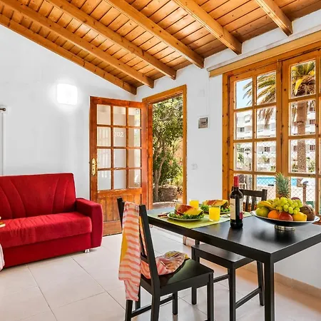 Διαμέρισμα 101 Bright, Pool View And Air Conditioning